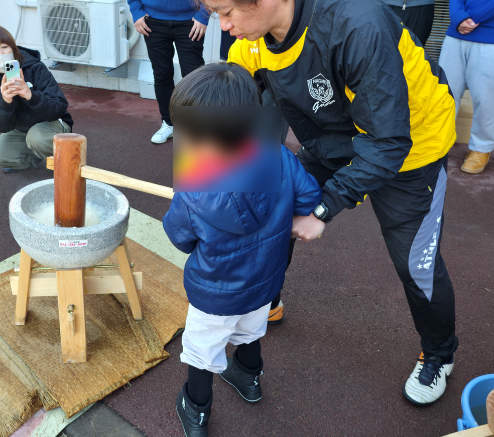 子供と餅つき中.png